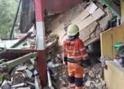 Rumah Tiga Lantai di Bogor Ambruk hingga Tutup Jalan Akibat Hujan Deras