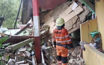 Rumah Tiga Lantai di Bogor Ambruk hingga Tutup Jalan Akibat Hujan Deras