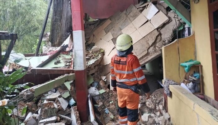 Rumah Tiga Lantai di Bogor Ambruk hingga Tutup Jalan Akibat Hujan Deras