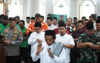 Tujuh Pendemo Wafat, Pemkab Subang dan Ojol Gelar Solat Ghaib