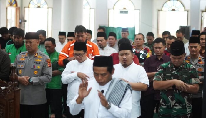Tujuh Pendemo Wafat, Pemkab Subang dan Ojol Gelar Solat Ghaib